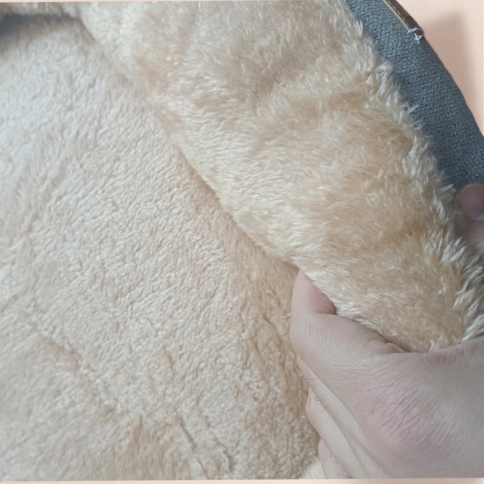Hundebett oder Katzenbett für drinnen und draußen